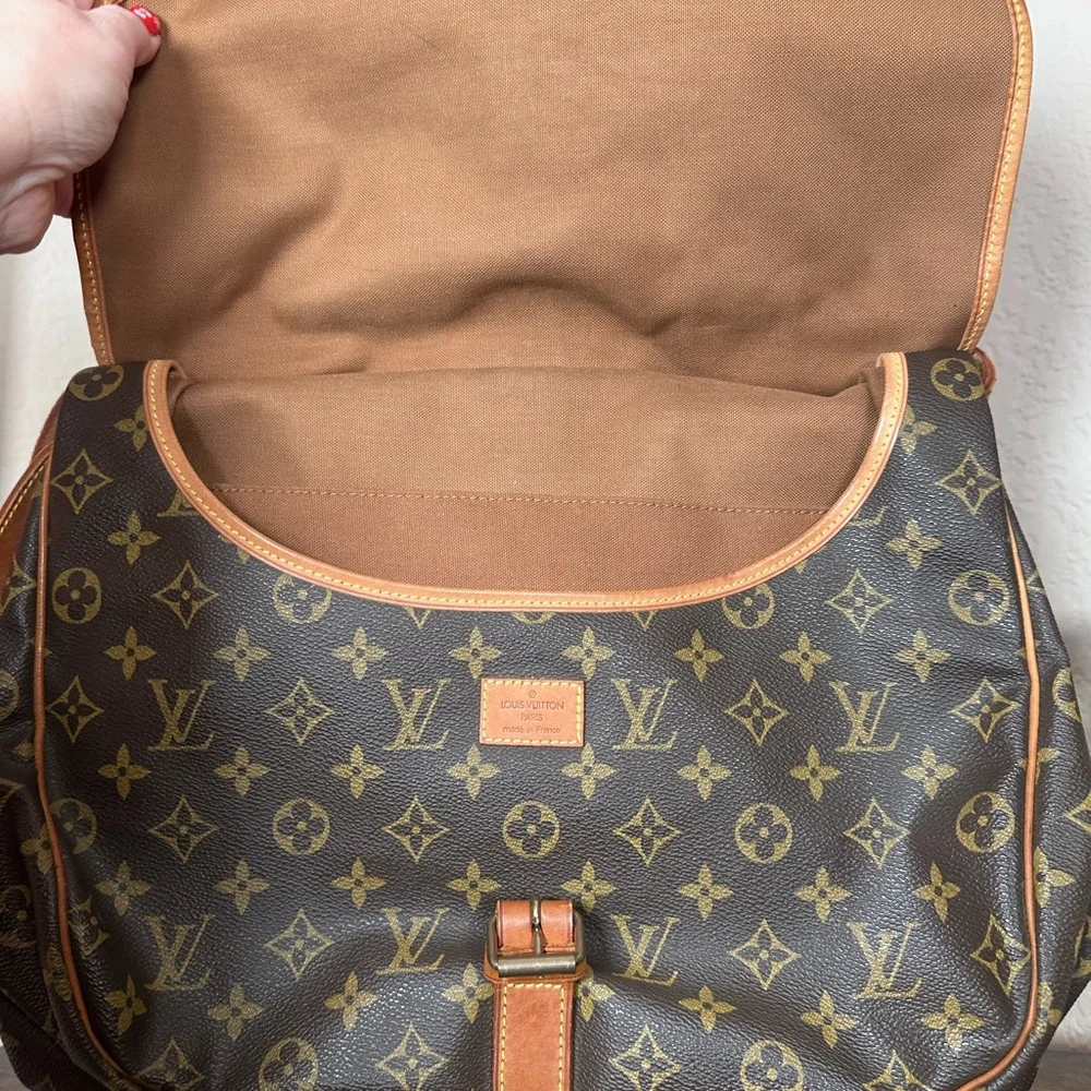 Authentic Louis Vuitton Samaur 35 Monogram Messenger Bag
